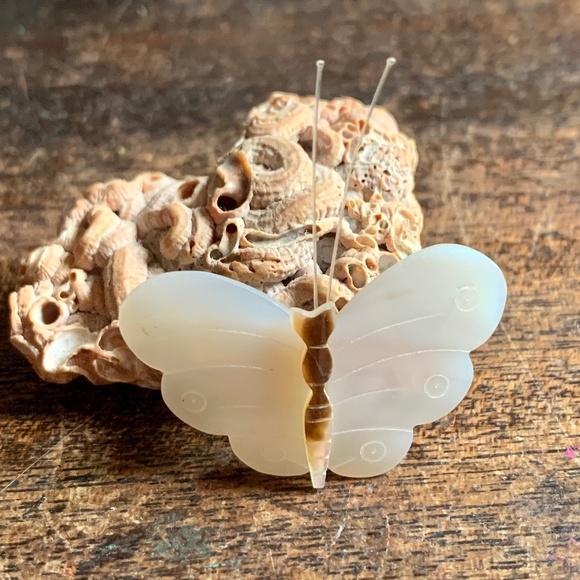 Vintage - Darling Treasure Mother of Pearl (MOP) Shell Butterfly Pin - Perfect - Picture 2 of 10
